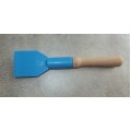 Лопатка из прочной пластмассы, синяя,ширина 66 мм, с деревянной ручкой