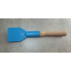Лопатка из прочной пластмассы, синяя,ширина 66 мм, с деревянной ручкой